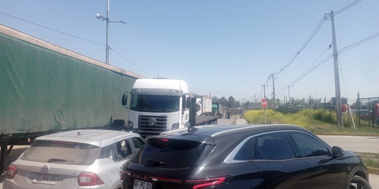 Vecinos de La Estancilla de Nos enredados por tacos y congestión por camiones mal estacionados ¡Mira el video!