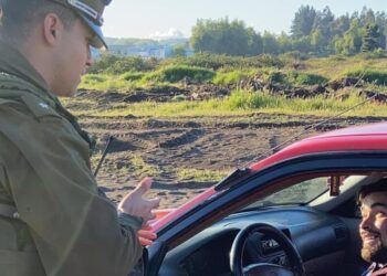 Subteniente de Carabineros en Yumbel se vuelve viral al realizar una fiscalización a un conductor usando lengua de señas.