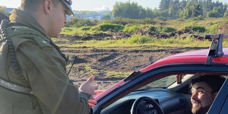 Subteniente de Carabineros en Yumbel se vuelve viral al realizar una fiscalización a un conductor usando lengua de señas.