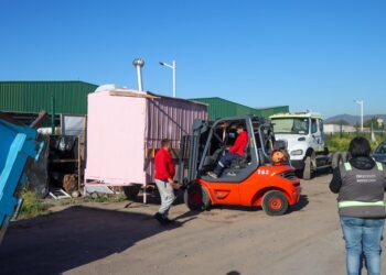 Y finalmente se hizo justicia en La Estancilla de Nos: el municipio fiscaliza camiones mal parqueados, pone multas y saca carros de comida.