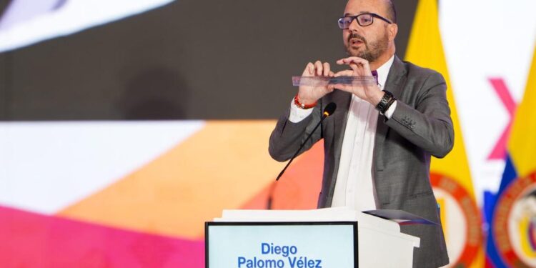 Jurista de Talca ofrece cátedra fundamental sobre justicia laboral en Colombia.