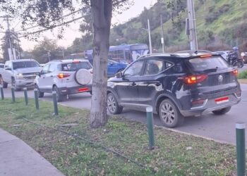 Inminentes choques frontales por autos sin control y en contra del tráfico en Valle de Cóndores.