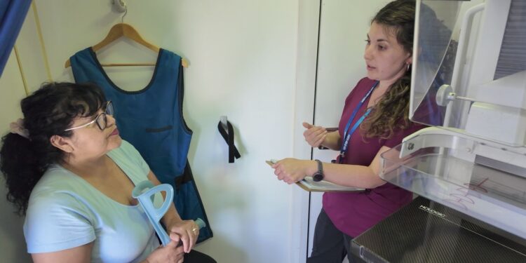 La Florida lanza jornada gratuita de autocuidado y detección precoz del cáncer de mama.