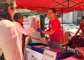 Emprendedores rurales del Maule muestran su habilidad en la plaza de armas de Talca.