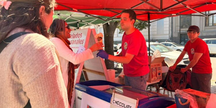 Emprendedores rurales del Maule muestran su habilidad en la plaza de armas de Talca.