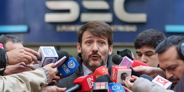 Renunció el Ministro de Energía Pardow por cobros en las cuentas de la luz.