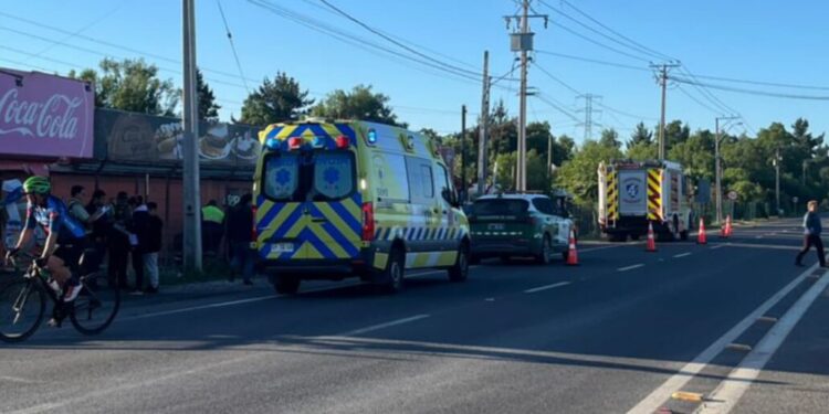 Motociclista en estado grave tras accidente de alta energía en Los Ángeles.