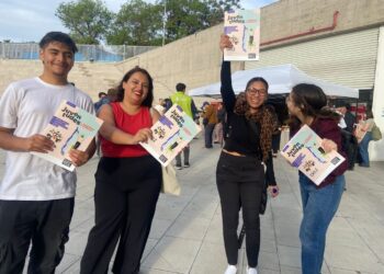 Chicos chilenos valoran la democracia, pero solo uno de cada cuatro está contento con cómo funciona.