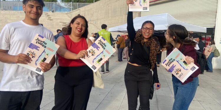 Chicos chilenos valoran la democracia, pero solo uno de cada cuatro está contento con cómo funciona.