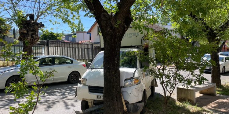 Colisión en 1 Oriente: conductor de camión de Lipigas se escapa.