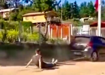 Vecino sorprende a delincuente robando y lo amarra, arrastrándolo con un auto en Laguna Verde.