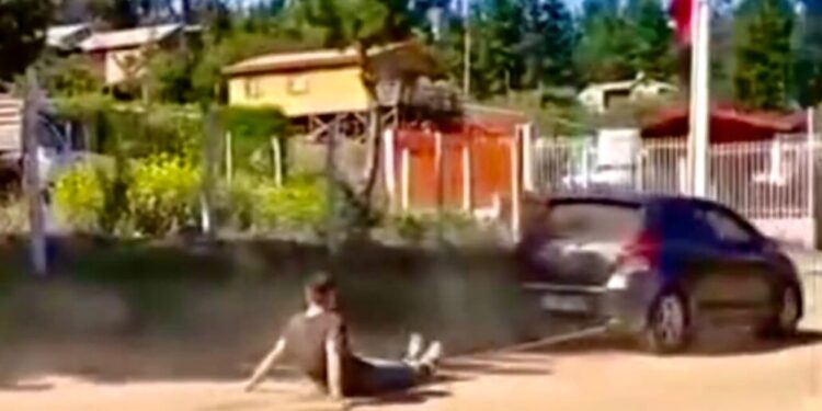 Vecino sorprende a delincuente robando y lo amarra, arrastrándolo con un auto en Laguna Verde.