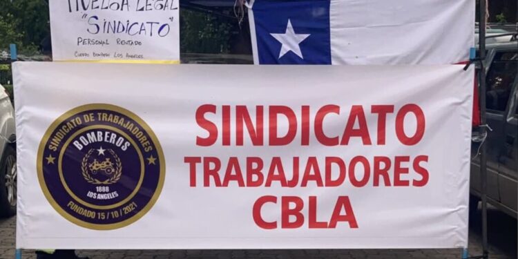 Acuerdo alcanzado tras dos meses de negociaciones pone fin al paro de trabajadores del Cuerpo de Bomberos de Los Ángeles.