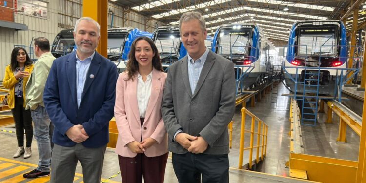 MTT y EFE lanzan nuevos trenes que modernizan el servicio Limache-Puerto.