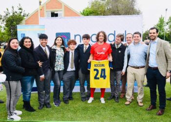 Exfutbolista español Carles Puyol se une a clínica deportiva con cabros de La Pintana.