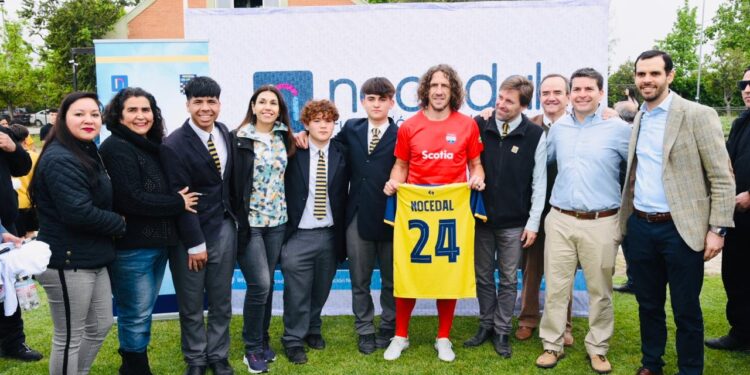 Exfutbolista español Carles Puyol se une a clínica deportiva con cabros de La Pintana.