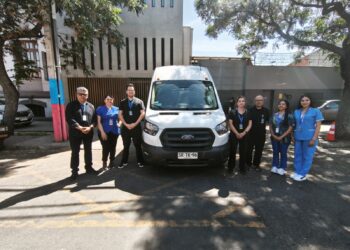 Municipalidad de Santiago comienza a repartir gratis medicamentos y comida a domicilio.
