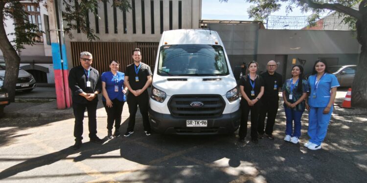 Municipalidad de Santiago comienza a repartir gratis medicamentos y comida a domicilio.