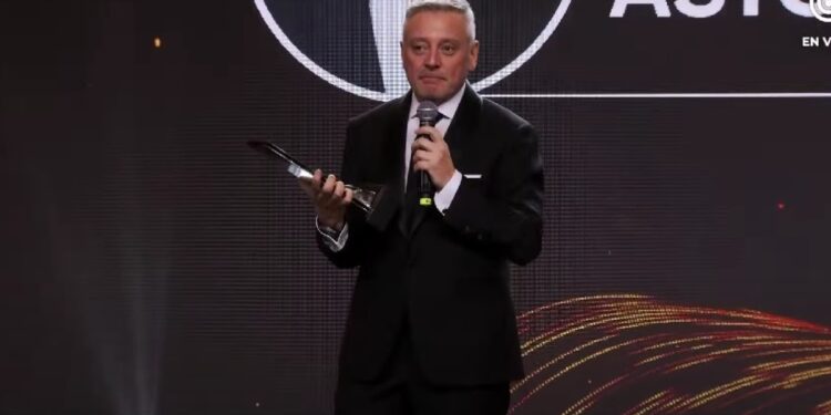 Juan Manuel Astorga genera controversia al decir ‘El año comenzó para mí con mi despedida de Mega’ tras recibir el premio como Mejor Rostro de Noticiero.