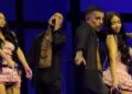 En medio de especulaciones sobre un romance, Rauw Alejandro llamó a Paloma Mami al escenario en su concierto en Santiago.