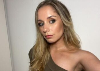 ¡El amor supera fronteras! La hija de Karen Doggenweiler confirma su romance con un destacado periodista argentino.