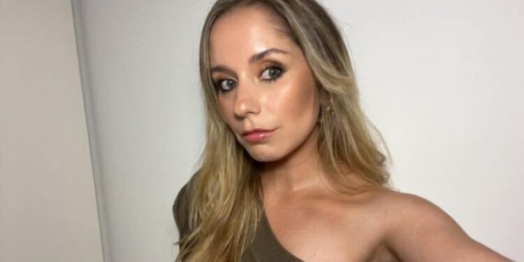 ¡El amor supera fronteras! La hija de Karen Doggenweiler confirma su romance con un destacado periodista argentino.