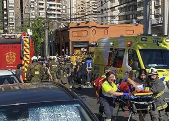 Delincuentes en fuga causan violento choque con furgón escolar: un niño perdió la vida.