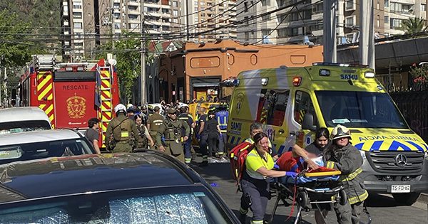 Delincuentes en fuga causan violento choque con furgón escolar: un niño perdió la vida.