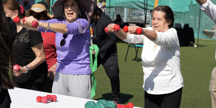 Independencia festeja las Olimpiadas Senior con más de 300 adultos mayores.