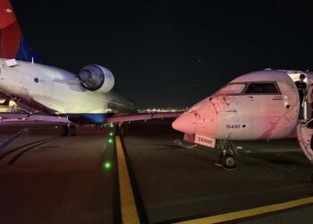Dos aviones colisionan en el aeropuerto de NY: un ala quedó atrapada en la cabina del otro.
