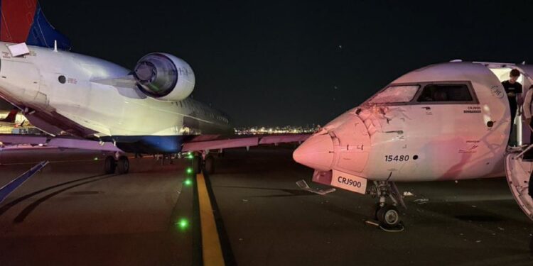 Dos aviones colisionan en el aeropuerto de NY: un ala quedó atrapada en la cabina del otro.