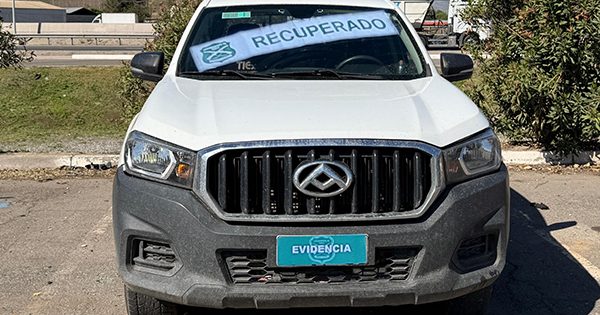 Robo violento de auto en Lampa: Carabineros logró recuperar la camioneta robada.