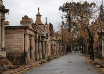 Cementerios abrirán más tarde y tendrán actividades familiares por el Día de Todos los Santos.