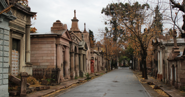Cementerios abrirán más tarde y tendrán actividades familiares por el Día de Todos los Santos.