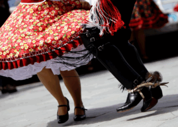Encuentro folklórico de colegios privados subvencionados llega a la Plaza de Colina.