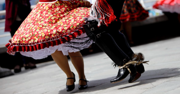 Encuentro folklórico de colegios privados subvencionados llega a la Plaza de Colina.