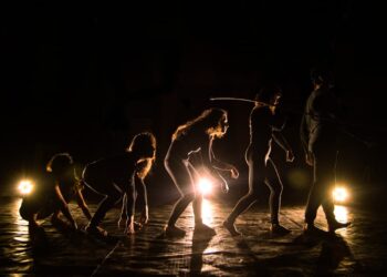 Danza contemporánea que explora la evolución humana y el ciclo de las estrellas en Tiltil y Lo Prado.