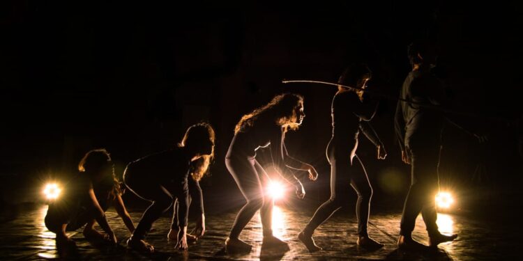 Danza contemporánea que explora la evolución humana y el ciclo de las estrellas en Tiltil y Lo Prado.