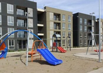 Proyecto Los Aromos en Colina: Inicia la entrega de departamentos y el plan para desalojar el campamento.