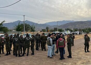 Comienza el desalojo en Colina: familias serán sacadas de los terrenos ocupados detrás de Estancia Liray.