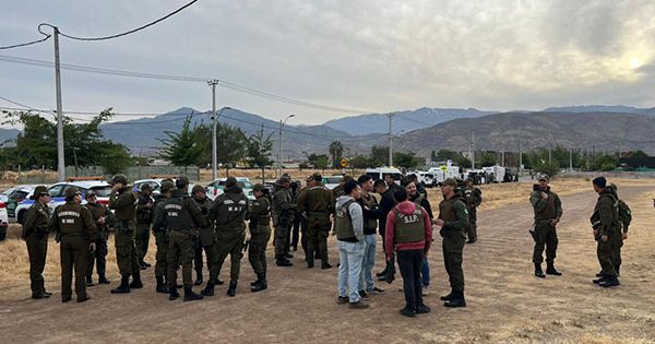 Comienza el desalojo en Colina: familias serán sacadas de los terrenos ocupados detrás de Estancia Liray.