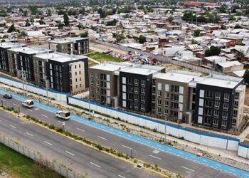 Familias son reubicadas en casas definitivas luego del desalojo de toma en Colina.