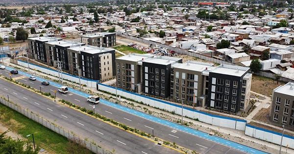 Familias son reubicadas en casas definitivas luego del desalojo de toma en Colina.