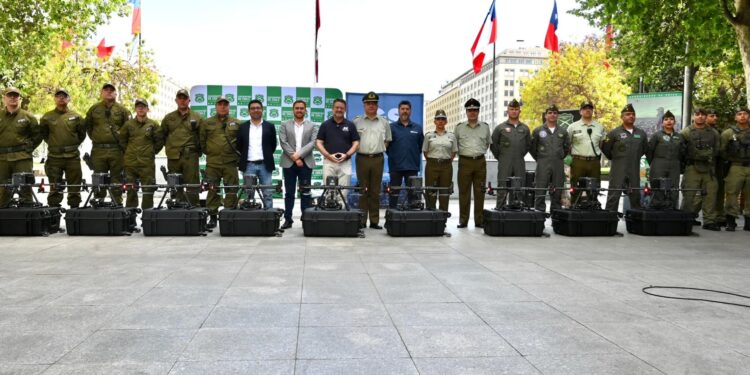 Gobierno de Santiago le entrega 10 drones y 8 kits de irrupción a Carabineros.