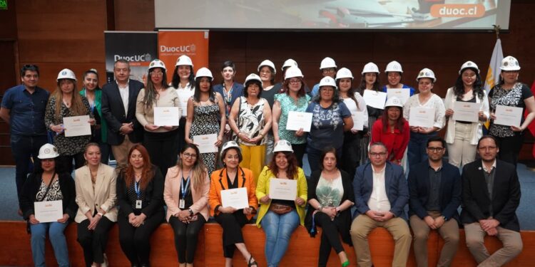 Duoc UC Alameda y la Escuela de Construcción apoyan la autonomía de mujeres en Peñaflor con talleres educativos.