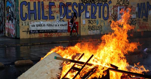 Fiscalía informa que uno de cada tres delitos del estallido social corresponde a violencia institucional.