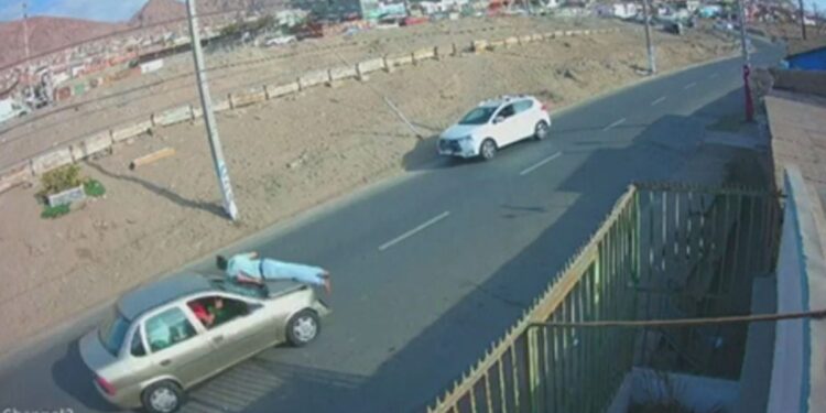 Condenan a 6 años de prisión a conductor que se dio a la fuga tras un accidente de tránsito en Antofagasta, mientras la víctima quedó en el capó de su auto.