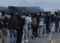 Llegan 48 chilenos deportados desde EE. UU. en vuelo chárter.