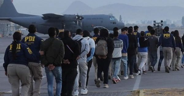 Llegan 48 chilenos deportados desde EE. UU. en vuelo chárter.
