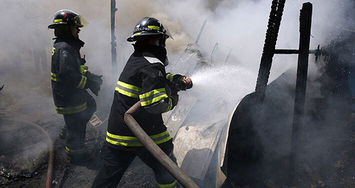 Incendio destruyó una casa y causó la muerte de un hombre de 70 años en Vichuquén.